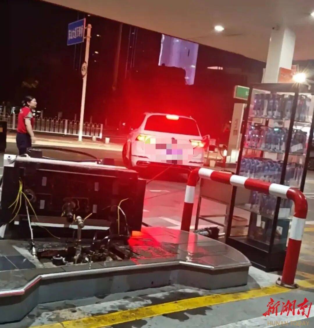 湖北一车主加完油忘拔加油枪开车就走<strong></p>
<p>稳理财</strong>，直接拽倒加油机，工作人员：幸好加油机的切断阀自动紧急关闭