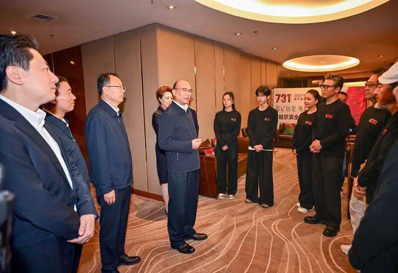 黑龙江省委书记许勤、省政协主席蓝绍敏<strong></p>
<p>稳理财</strong>，出席《731》全球首映