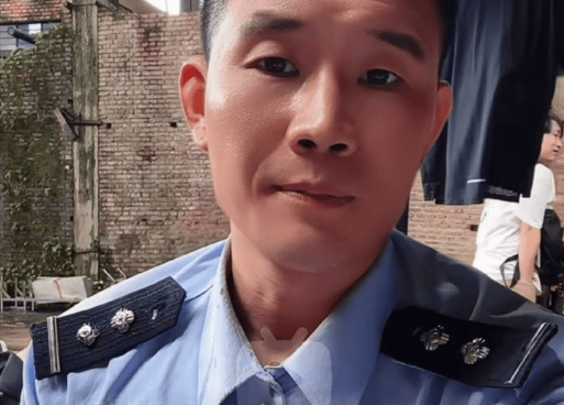 “嘎子谢孟伟”穿警服直播带货<strong></p>
<p>稳理财</strong>，云南警方通报：谢某某(男，36岁，河北雄县人)，行政拘留7日
