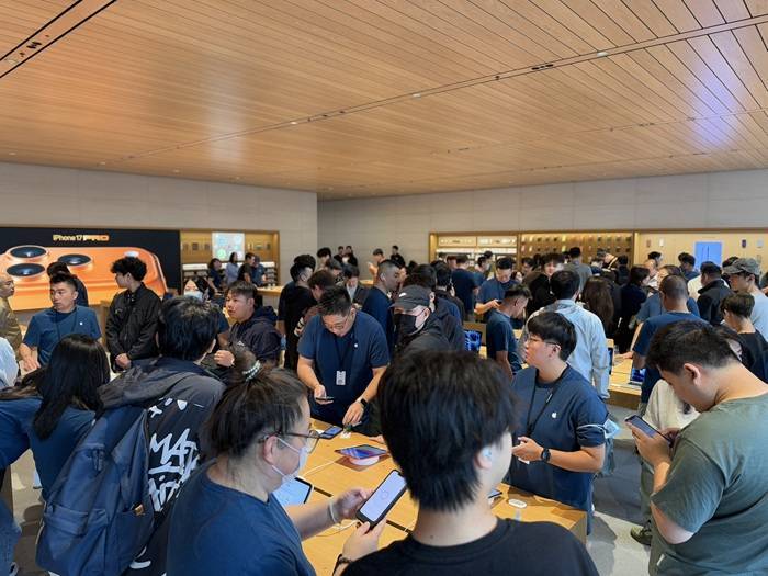 iPhone 17正式开售<strong></p>
<p>理财定投</strong>，橙色Pro Max黄牛最高加价1500元