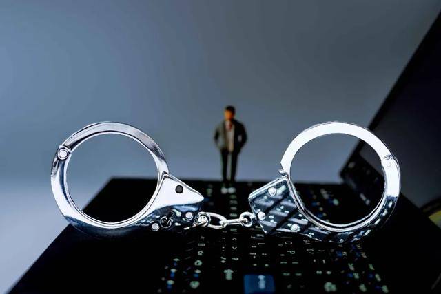 员工一年受贿9000多万<strong></p>
<p>理财定投</strong>，互联网大厂如何反腐？