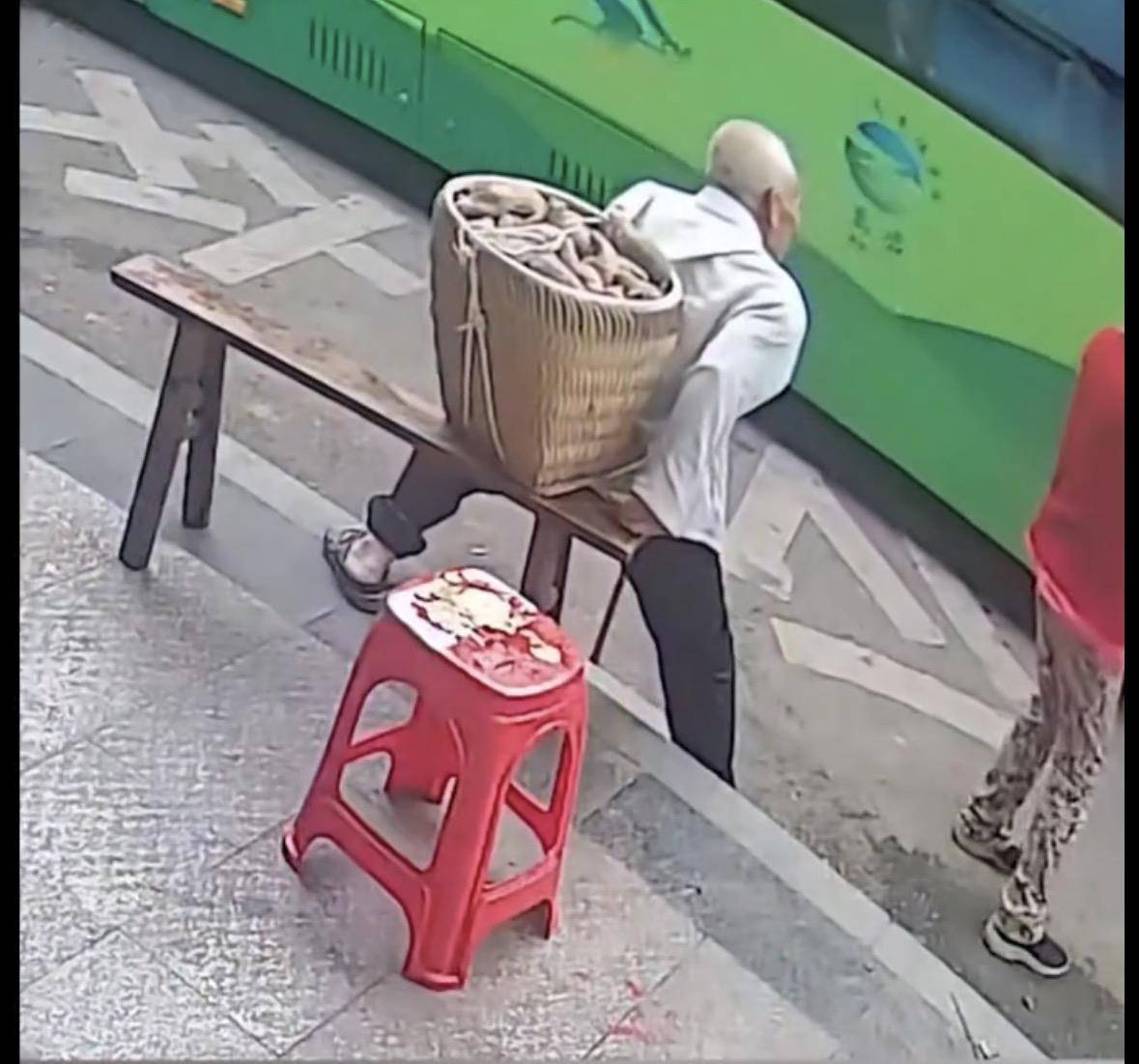重庆一背篓老人等公交被拒载<strong></p>
<p>公司理财产品</strong>，交通运输局：涉事司机已被开除