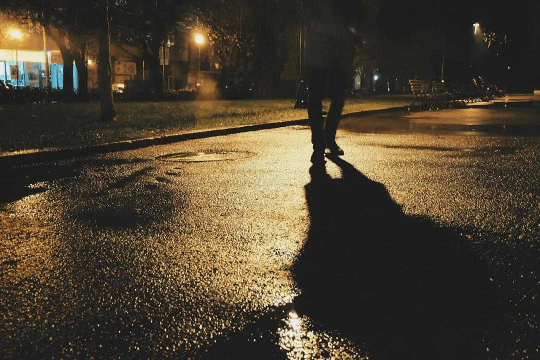 “躺赚百万”的诱惑<strong></p>
<p>公司理财产品</strong>，“职业背债人”如何成为金融黑灰产的一环？