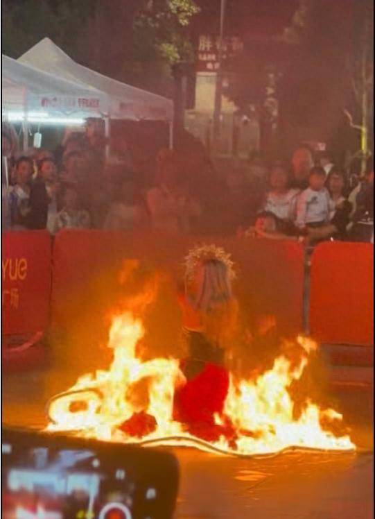 云南昆明商场表演“火裙舞”<strong></p>
<p>公司理财产品</strong>，一名女演员裙子引燃被烧伤