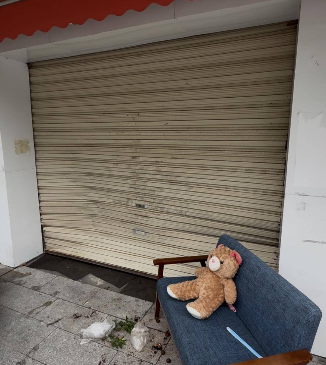 台风天珠海一司机驾越野车造浪冲破多家店玻璃<strong></p>
<p>陆理财</strong>，警方：行拘10日！