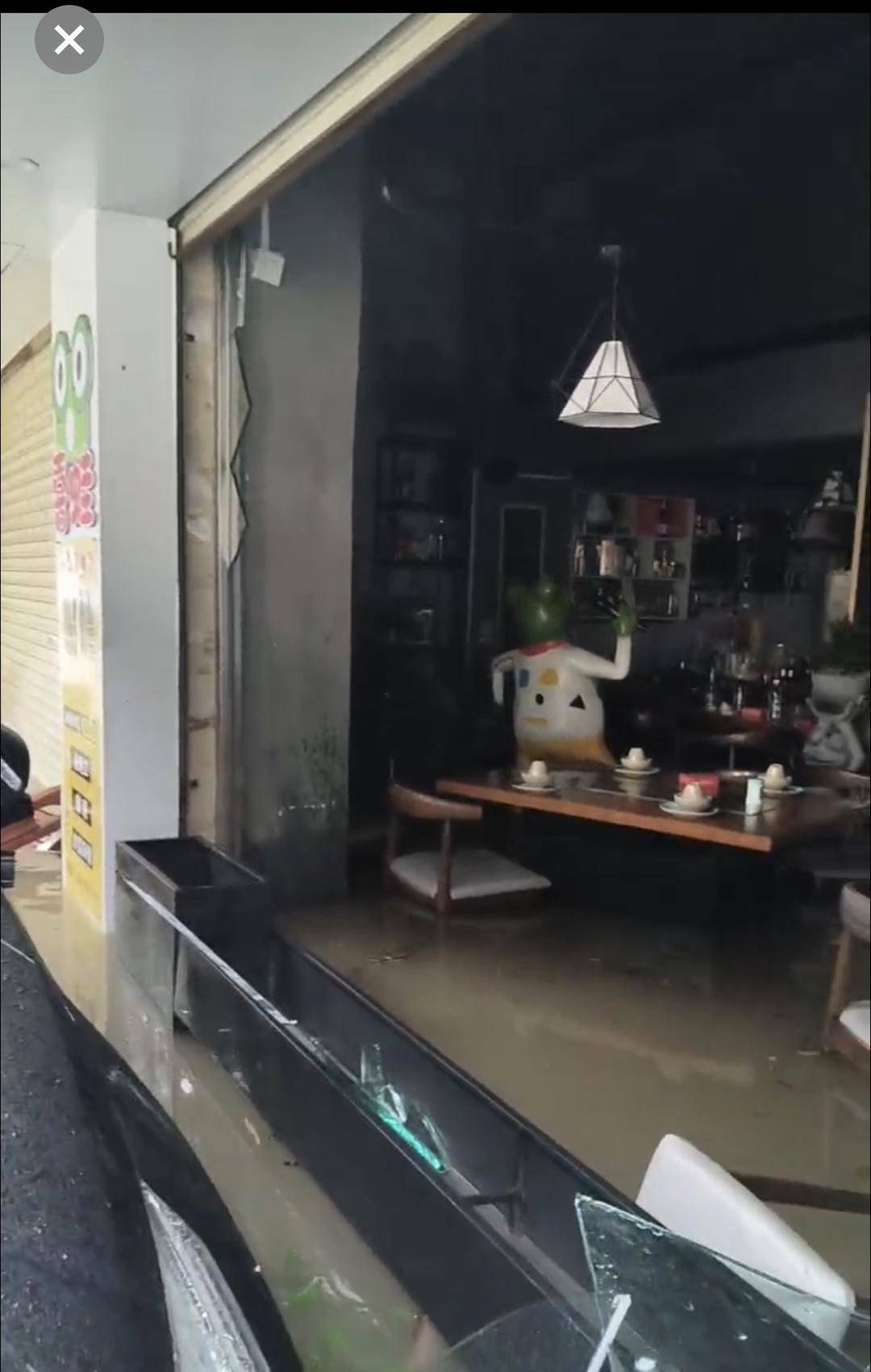 台风天珠海一司机驾越野车造浪冲破多家店玻璃<strong></p>
<p>陆理财</strong>，警方：行拘10日！