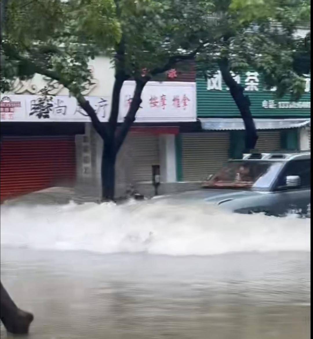 台风天珠海一司机驾越野车造浪冲破多家店玻璃<strong></p>
<p>陆理财</strong>，警方：行拘10日！
