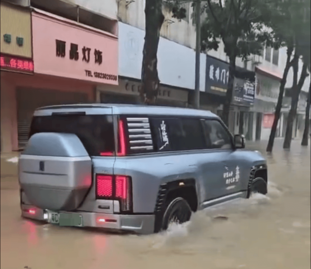 台风天珠海一司机驾越野车造浪冲破多家店玻璃<strong></p>
<p>陆理财</strong>，警方：行拘10日！