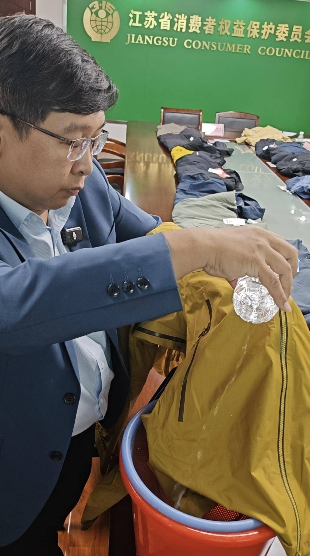 注意！冲锋衣40款里3款“不防水”<strong></p>
<p>陆理财</strong>，教你一招在家也能测