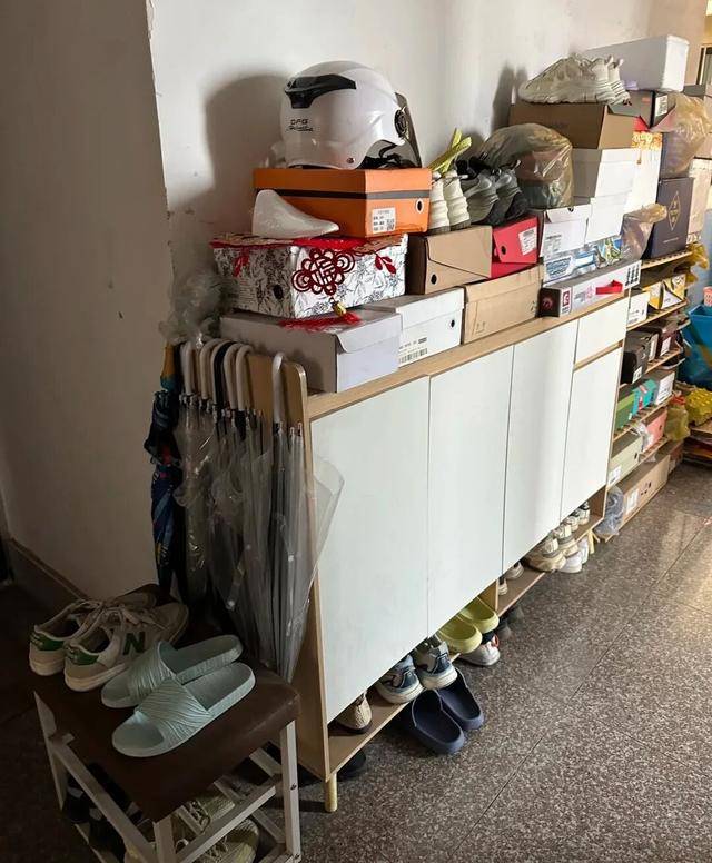 物业“不让门口放鞋子”<strong></p>
<p>理财英文</strong>，门口放鞋柜违法吗？