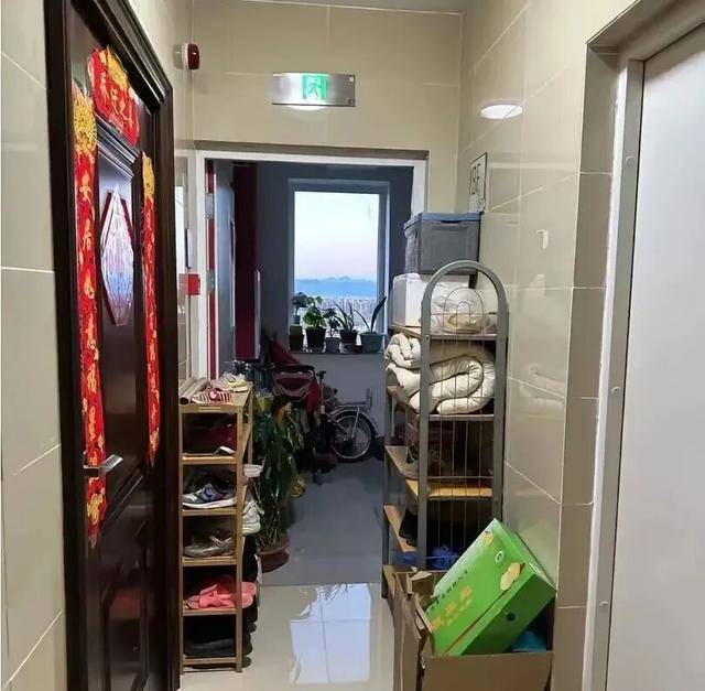 物业“不让门口放鞋子”<strong></p>
<p>理财英文</strong>，门口放鞋柜违法吗？