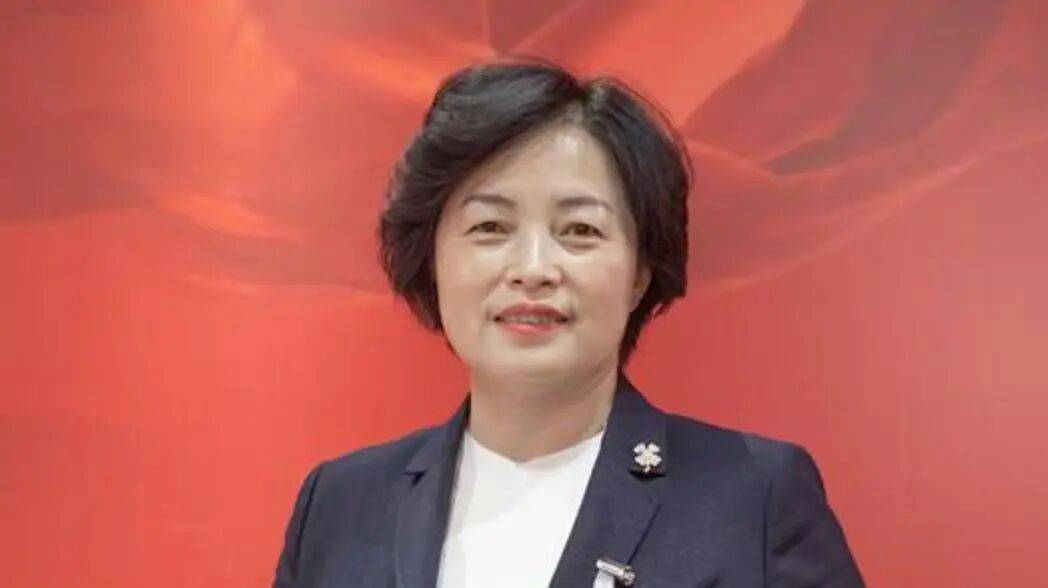 崔国静<strong></p>
<p>理财英文</strong>，多次收受下属、老板送的现金、消费卡、名牌女包、化妆品、保健品、高档白酒