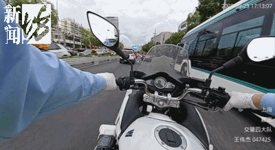 事发上海晚高峰！汹涌车流中<strong></p>
<p>净值理财产品</strong>，一男子绝望跳车，直奔民警而去……