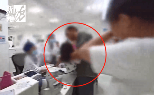 事发上海晚高峰！汹涌车流中<strong></p>
<p>净值理财产品</strong>，一男子绝望跳车，直奔民警而去……