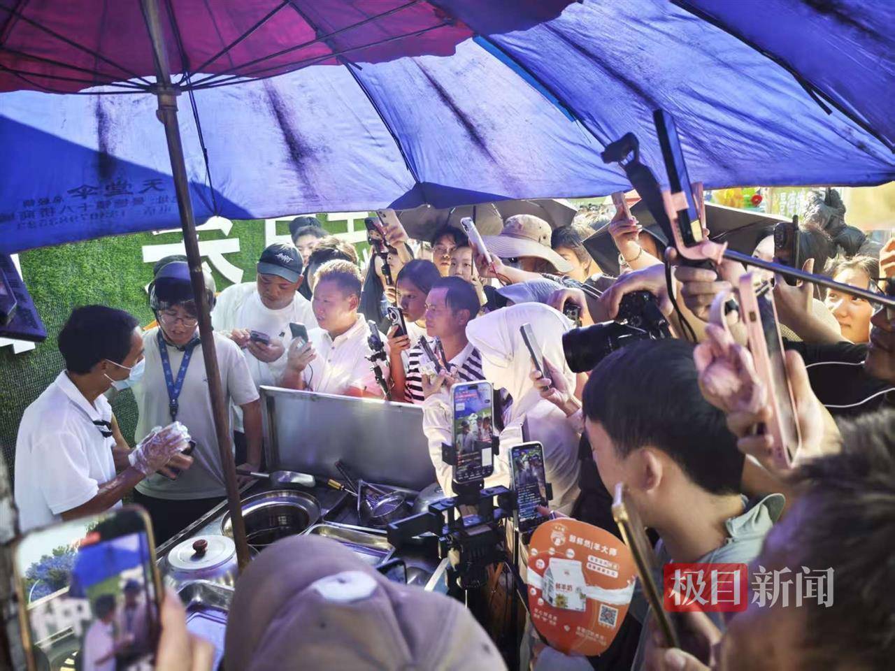 对话鸡排哥李俊永：爆火后每天一二十个镜头对着我<strong></p>
<p>净值理财产品</strong>，未来不考虑直播带货，更愿意和顾客待在一起
