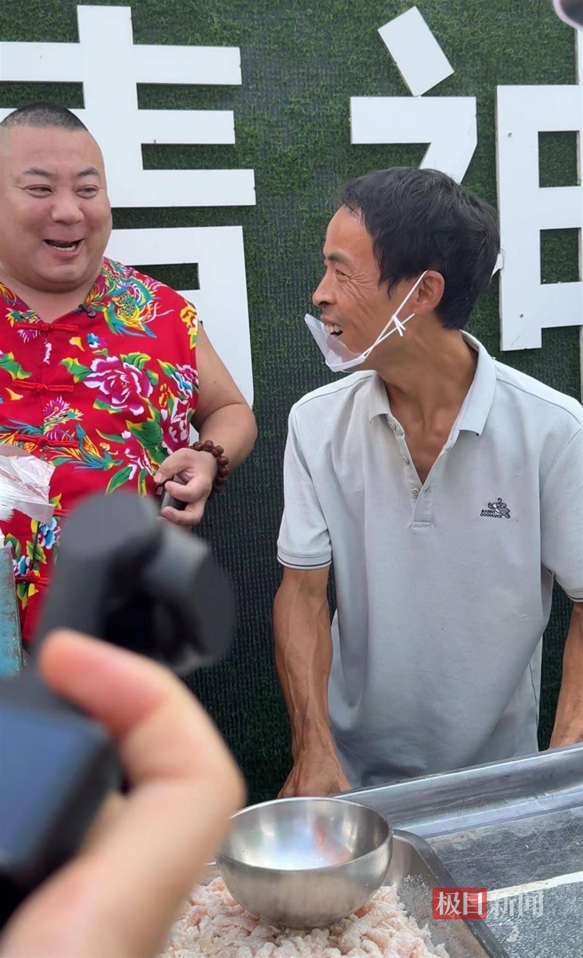 对话鸡排哥李俊永：爆火后每天一二十个镜头对着我<strong></p>
<p>净值理财产品</strong>，未来不考虑直播带货，更愿意和顾客待在一起