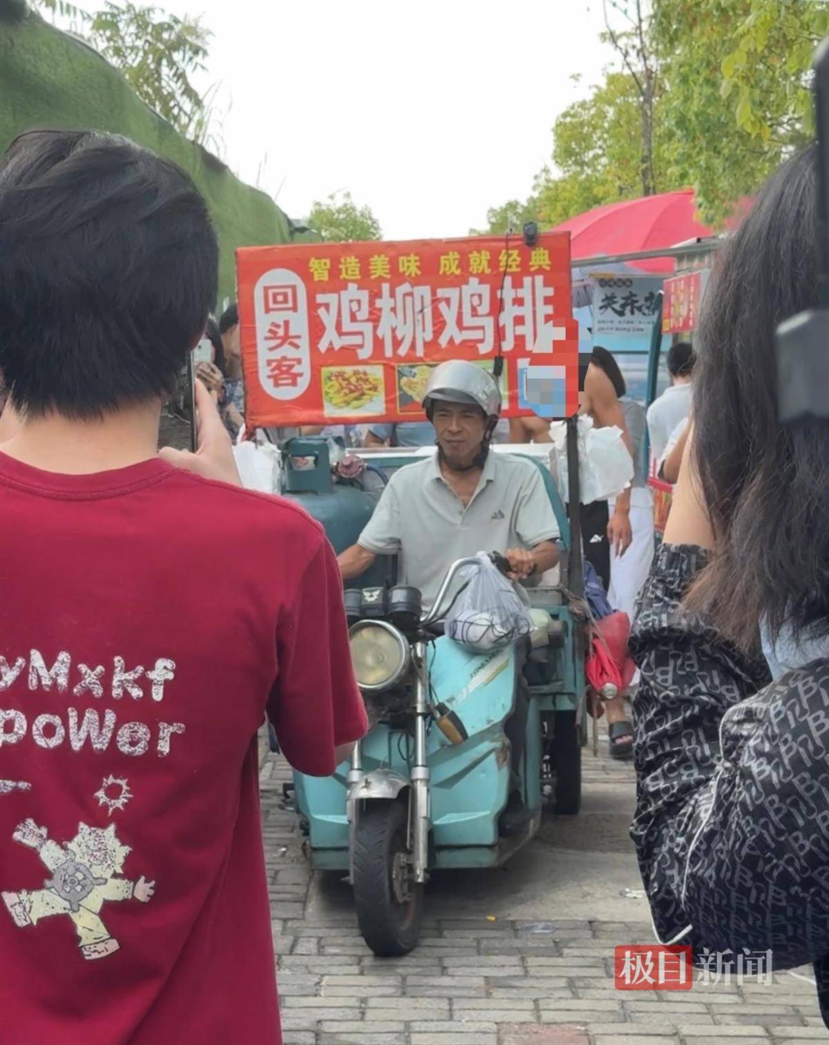 对话鸡排哥李俊永：爆火后每天一二十个镜头对着我<strong></p>
<p>净值理财产品</strong>，未来不考虑直播带货，更愿意和顾客待在一起