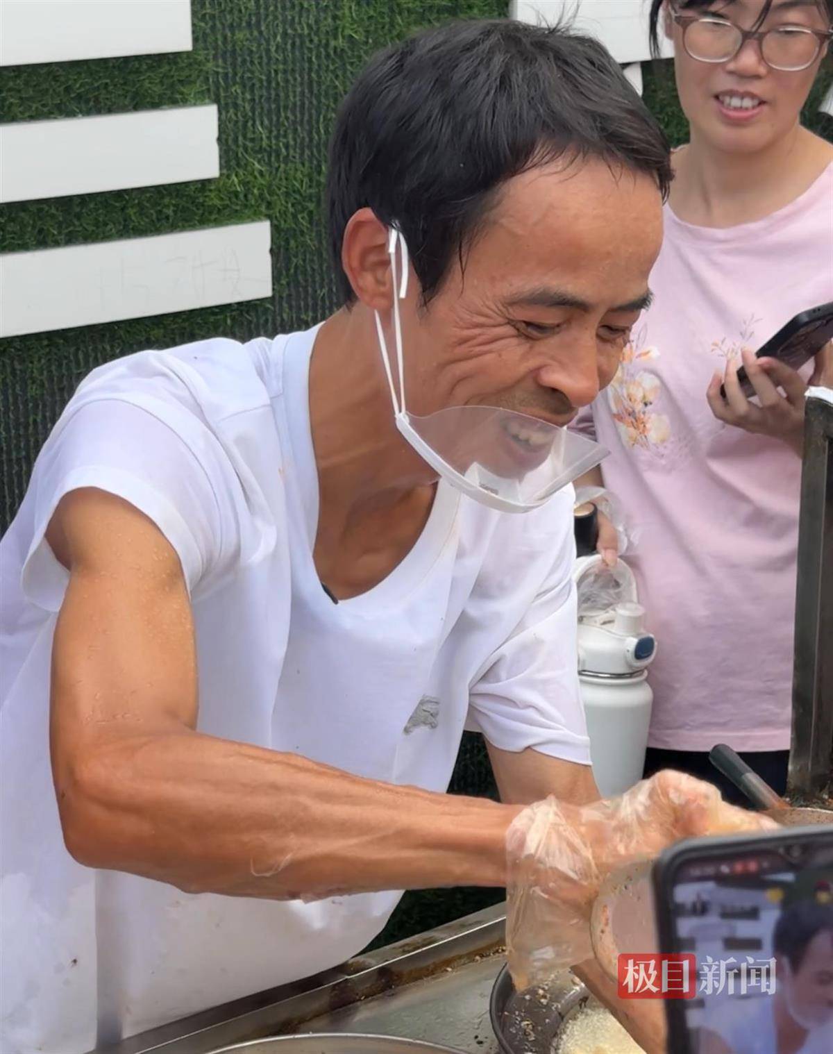 对话鸡排哥李俊永：爆火后每天一二十个镜头对着我<strong></p>
<p>净值理财产品</strong>，未来不考虑直播带货，更愿意和顾客待在一起