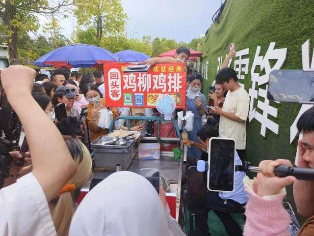 被流量砸中的“鸡排哥”：炸到中暑<strong></p>
<p>净值理财产品</strong>，每天睡三四个小时，怕辜负顾客不舍得休息
