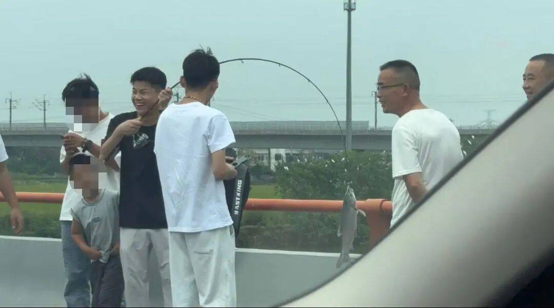 男子高速遇堵车下车钓鱼<strong></p>
<p>理财金融</strong>，首竿即中！开怀大笑：“鱼送路人了”