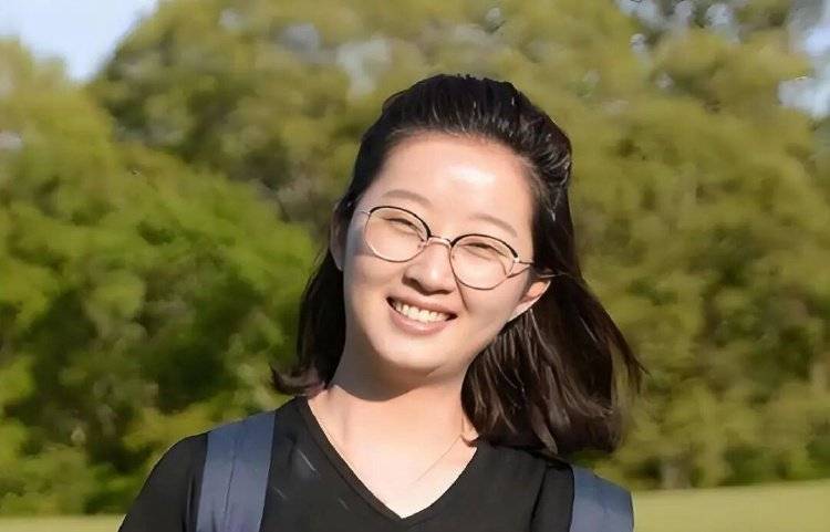 章莹颖男友国庆探望章父并协助直播<strong></p>
<p>理财金融</strong>，网友劝其早点结婚，本人回应