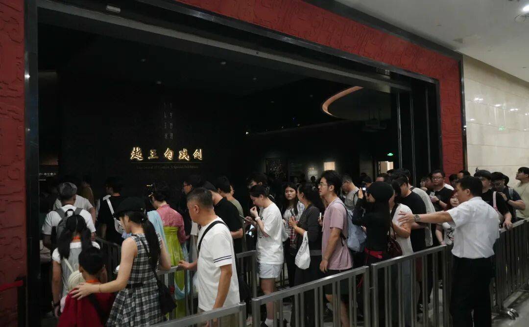 武汉这里什么情况？晚上6点突然排起长队<strong></p>
<p>理财金融</strong>！有人提前五天全家蹲守……