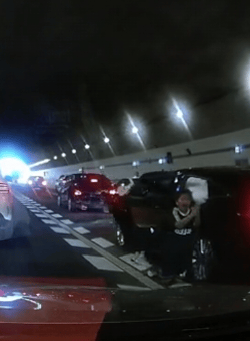 广州一男孩跪地拦车救母感动全网，妈妈回应：哭着看完视频，“没有想到孩子这么爱我”