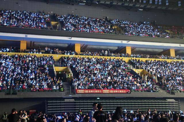 孙楠演唱会超燃舞台<strong></p>
<p>理财产品净值</strong>!郑州万人合唱《红旗飘飘》