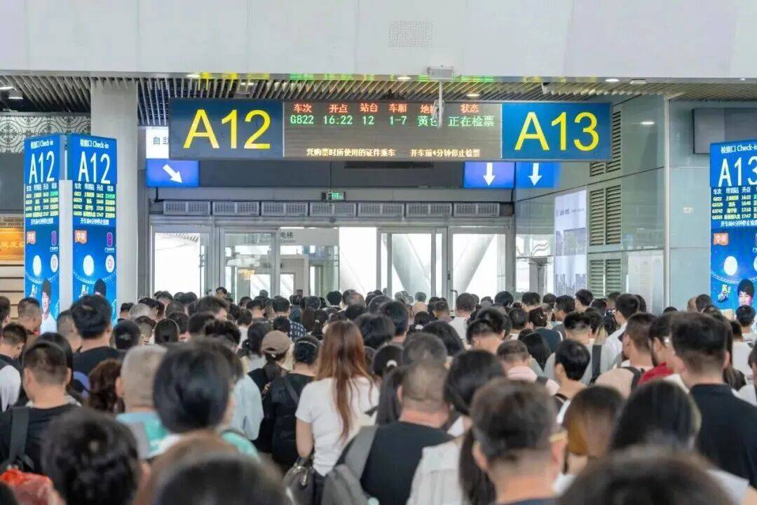 深圳北站凌晨返深被刷爆<strong></p>
<p>理财系统</strong>!附近叫车超200人?别慌!公交地铁加班护送