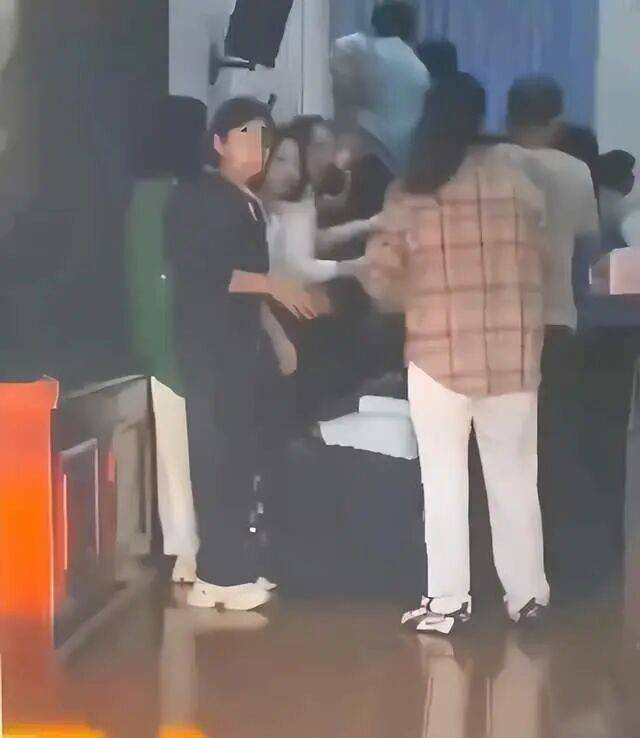 家长们跪成一排<strong></p>
<p>理财系统</strong>,学生蒙眼从背上踩过?教育局回应河南一中学举办活动引热议:正调查处理