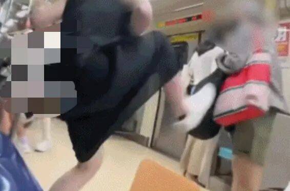 73岁老太地铁逼年轻人让座<strong></p>
<p>理财系统</strong>,被一脚踹飞!次日在超市闹事被捕,一查竟是通缉犯!