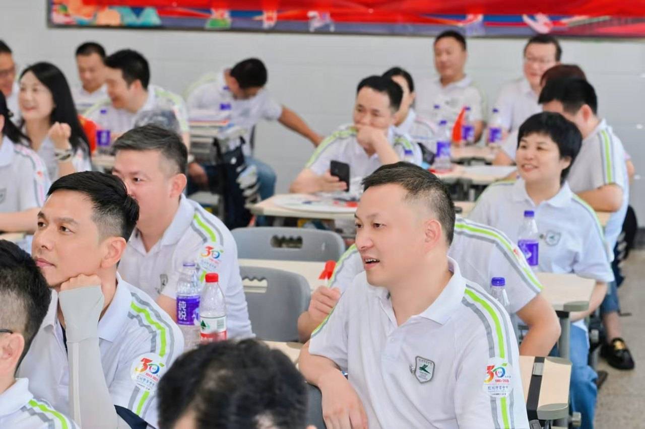 那个让老师骄傲的“调皮”班级!30年同学聚会<strong></p>
<p>爱理财</strong>,还伴有一封来自贵州的感谢信