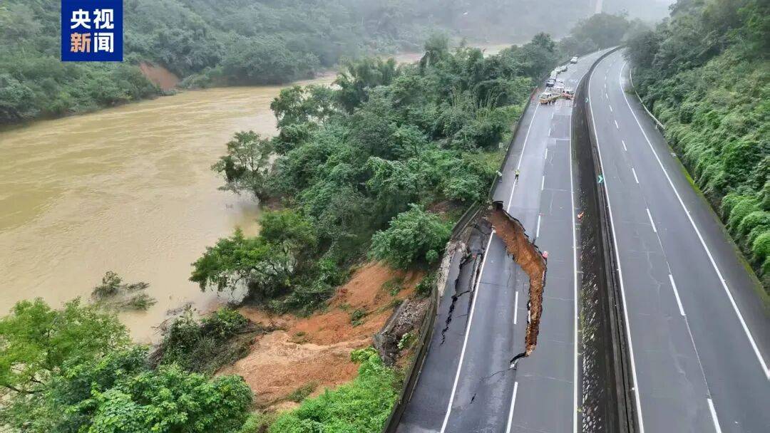广西百色一高速公路开裂下沉!裂缝长约30米<strong></p>
<p>光大银行理财</strong>,塌陷处最深超2米