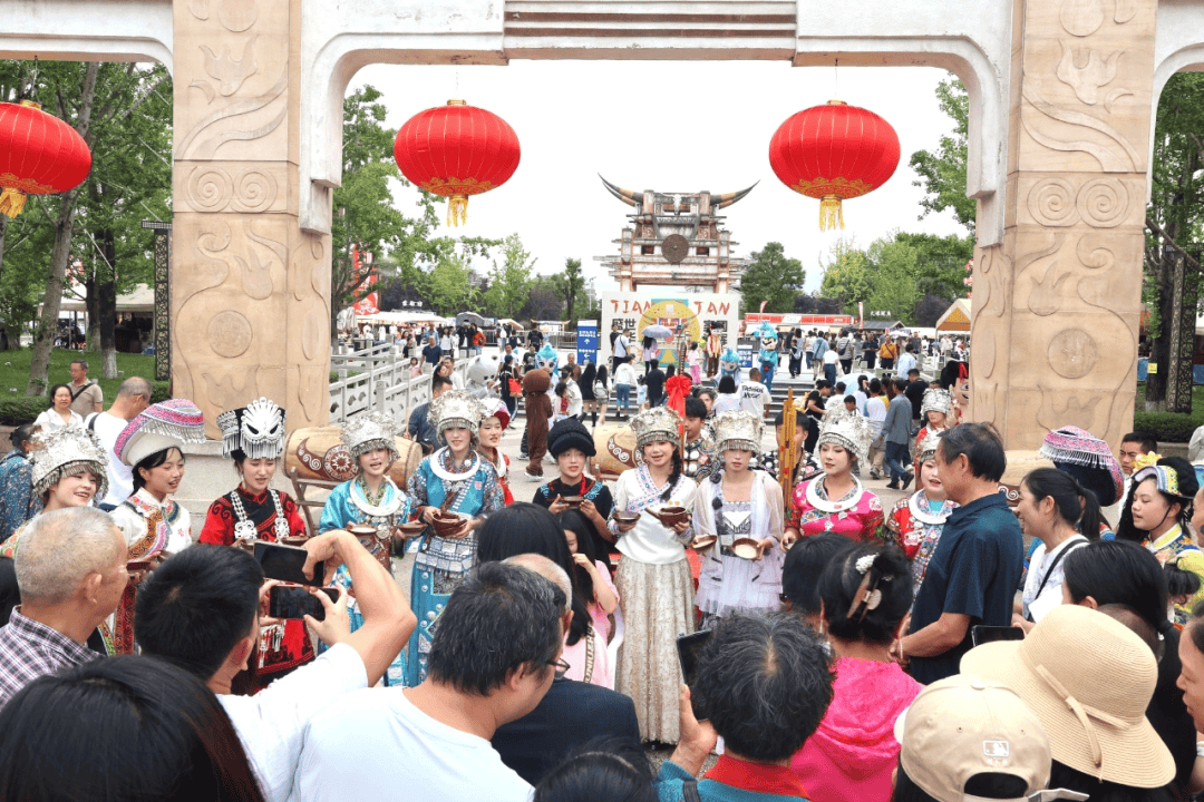 同比增长27%<strong></p>
<p>基础理财</strong>！双节假期天河潭景区接待游客超21万人次