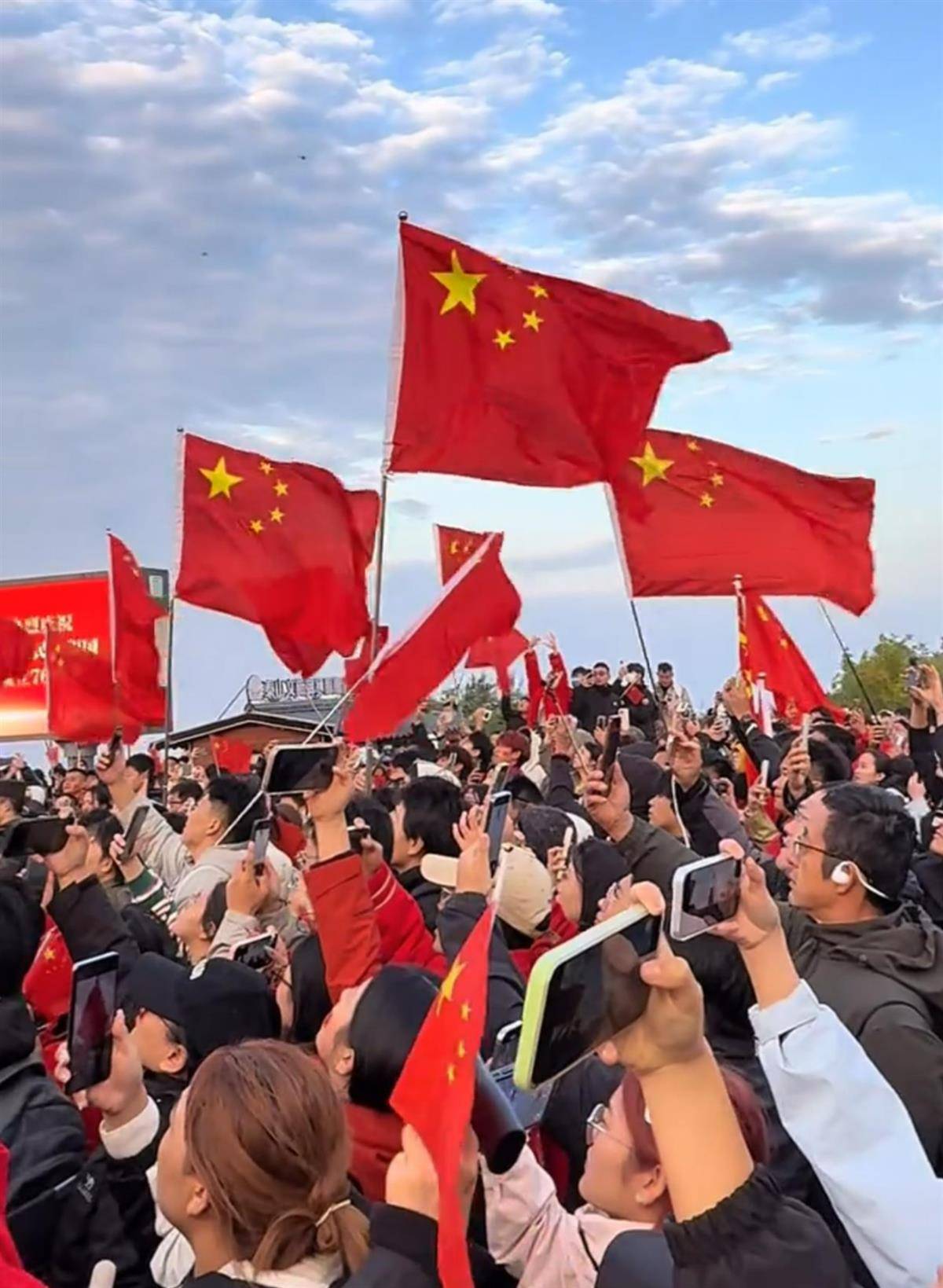 国庆长假结束泰山陪爬者晒业绩：80人团队接了200单，如不下雨单量估计要多四倍，年入30万只是噱头