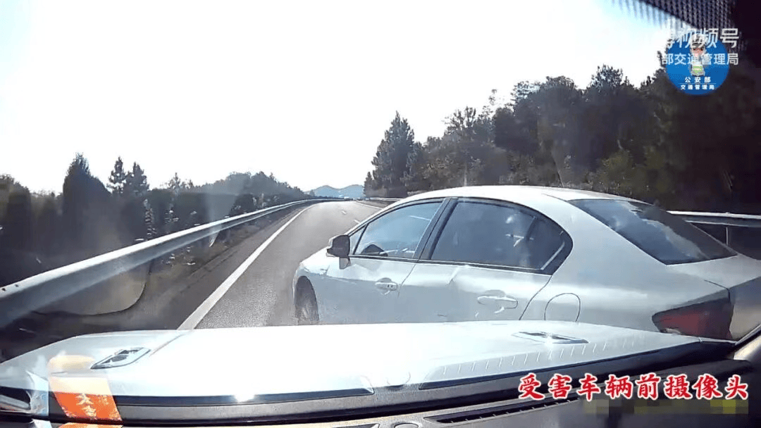 “我撒谎天打雷劈！”男子高速突然强行变道致翻车<strong></p>
<p>基础理财</strong>，反诬赖对方