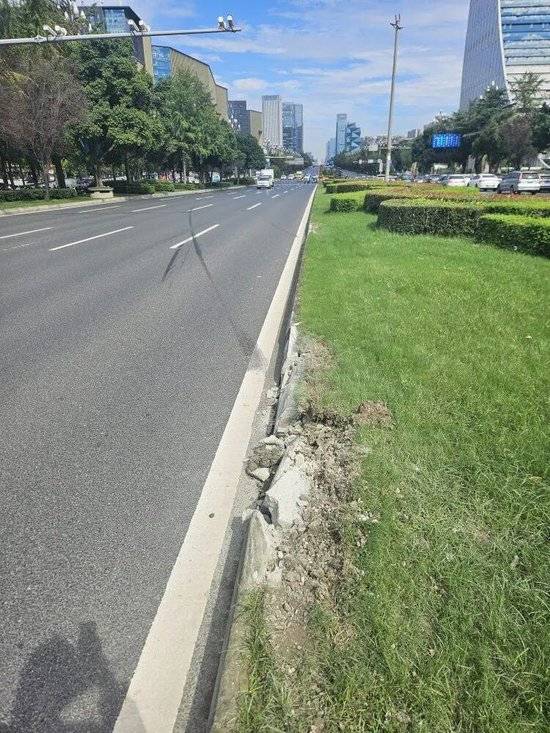 小米汽车失控起火司机遇难<strong></p>
<p>理财教程</strong>，目击者称车速150km/h，实探事故地：燃烧留下的印记仍在