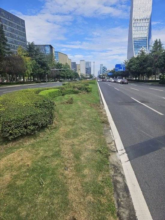 小米汽车失控起火司机遇难<strong></p>
<p>理财教程</strong>，目击者称车速150km/h，实探事故地：燃烧留下的印记仍在