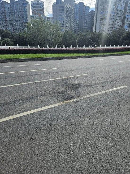 小米汽车失控起火司机遇难<strong></p>
<p>理财教程</strong>，目击者称车速150km/h，实探事故地：燃烧留下的印记仍在