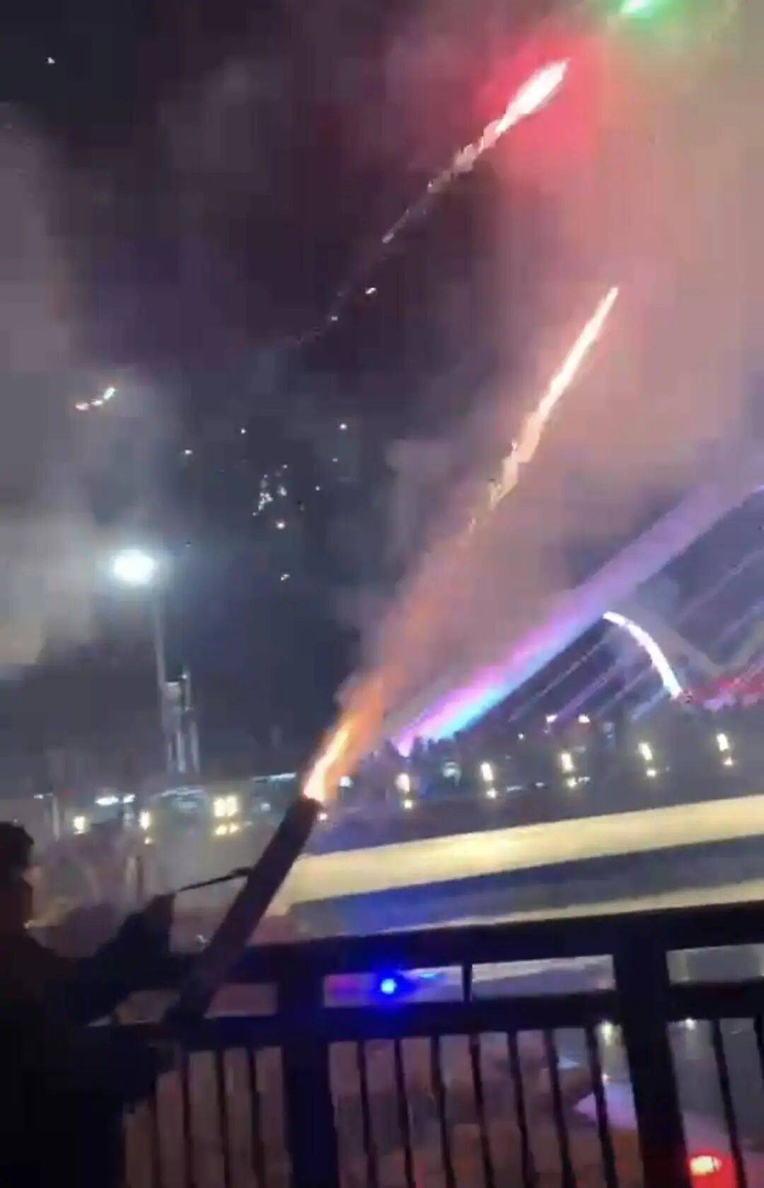 10岁男孩被烟花击中头部身亡<strong></p>
<p>理财教程</strong>,14岁嫌疑人被告上法庭,最新进展→