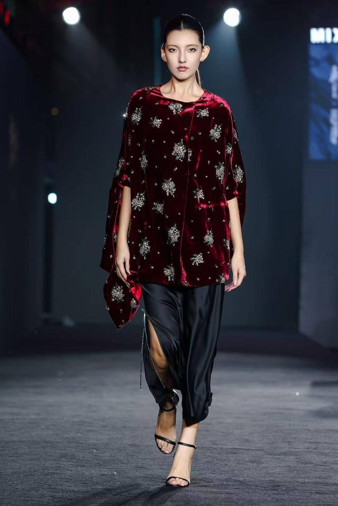 非遗惊艳、萌娃抢镜、大码模特出圈<strong></p>
<p>理财教程</strong>!南京国际时尚周看点太密