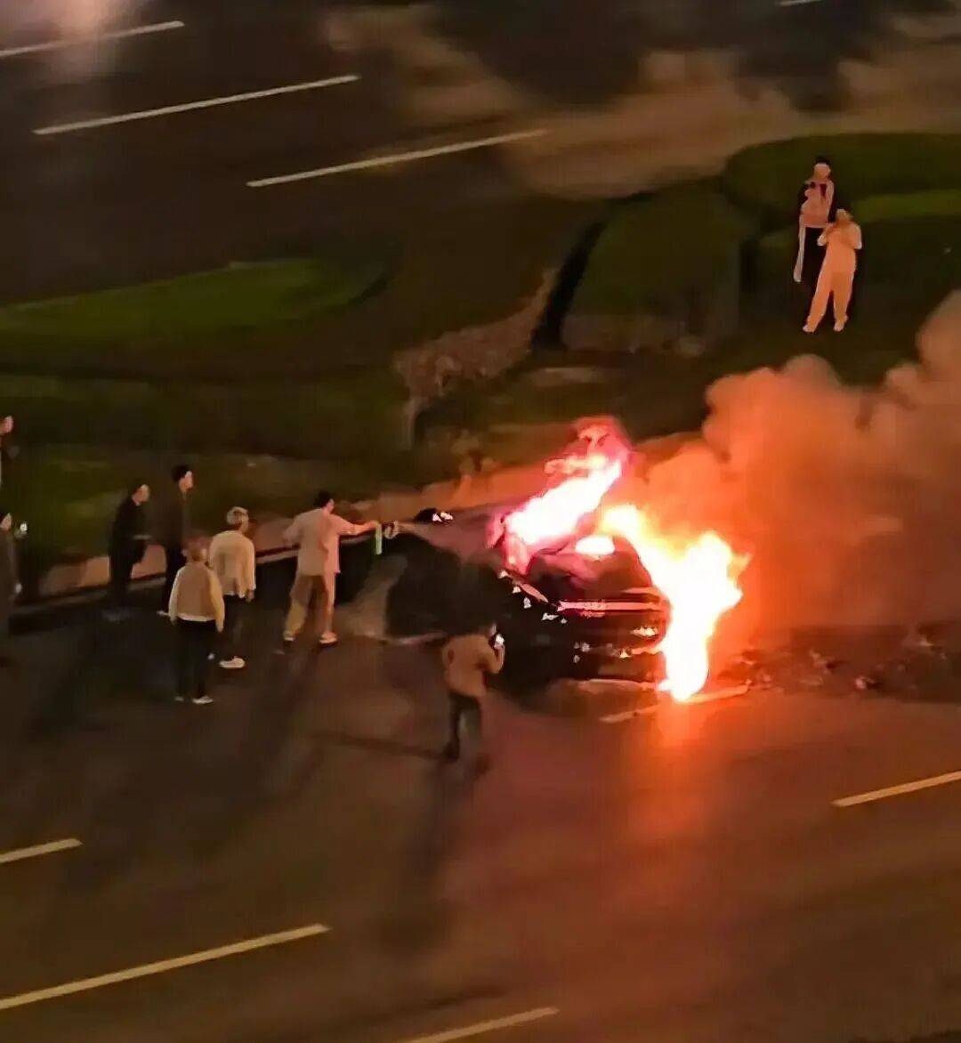 一辆SU7碰撞后爆燃<strong></p>
<p>理财教程</strong>,多人救援未果!小米股价重挫近8%!