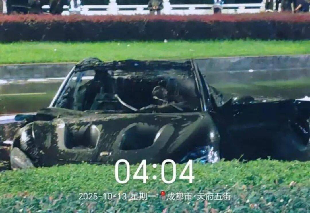 一辆SU7碰撞后爆燃<strong></p>
<p>理财教程</strong>,多人救援未果!小米股价重挫近8%!