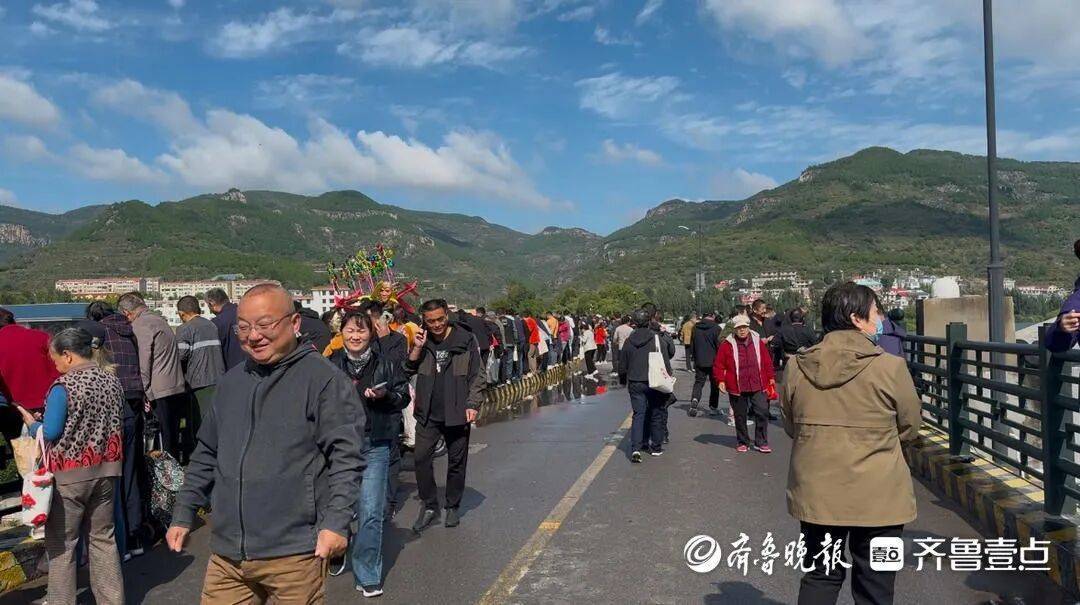 “鱼多得数不过来<strong></p>
<p>微信的理财</strong>,一网子下去能捞好几条”济南锦绣川水库开闸放水,大量鲢鱼被冲出,工作人员:禁止捕捞!