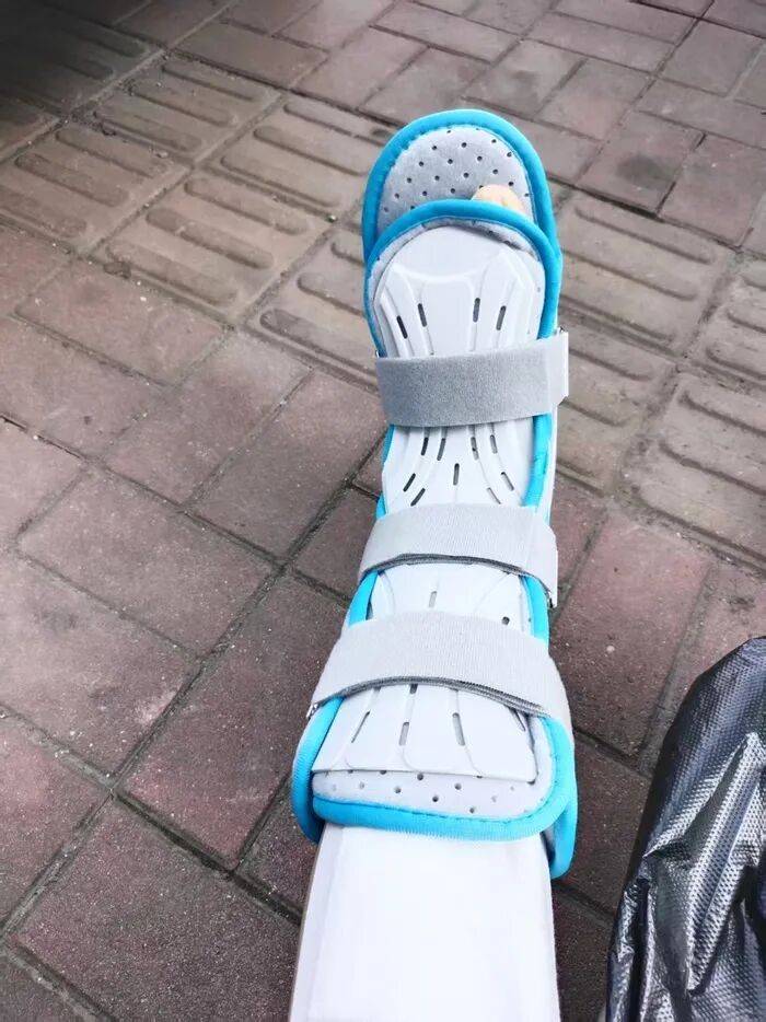 “至少150斤倒在我身上”<strong></p>
<p>微信的理财</strong>,餐饮员工搬运冻鸡腿被砸伤,认定工伤遭企业推诿,涉事公司、人社局回应