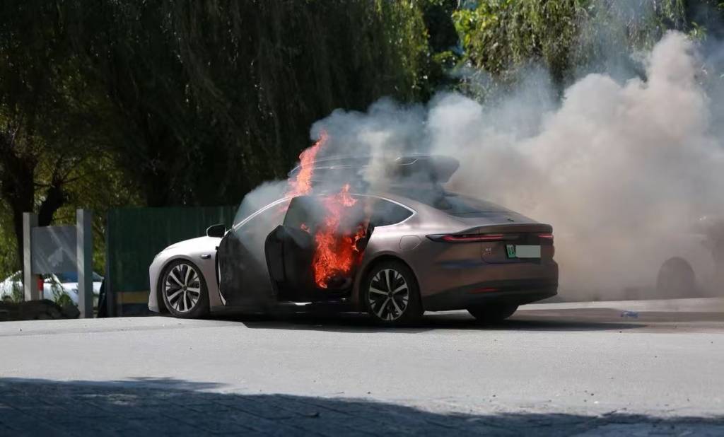 一辆蔚来牌轿车在大理一景区外起火<strong></p>
<p>微信的理财</strong>,一家四口撤离及时无伤亡