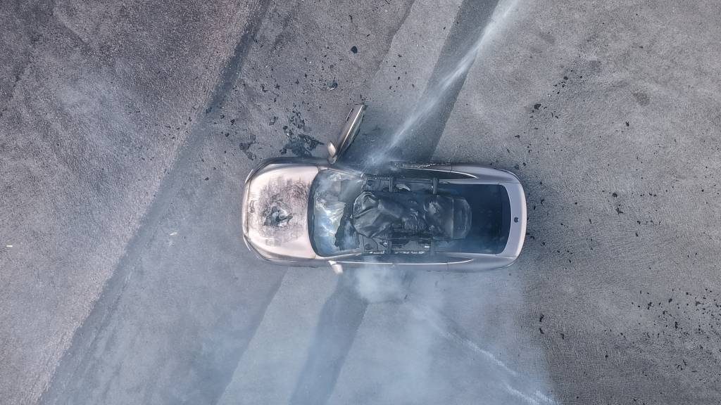 一辆蔚来牌轿车在大理一景区外起火<strong></p>
<p>微信的理财</strong>,一家四口撤离及时无伤亡