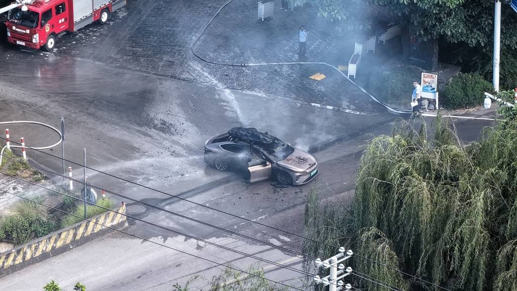 一辆蔚来牌轿车在大理一景区外起火<strong></p>
<p>微信的理财</strong>,一家四口撤离及时无伤亡