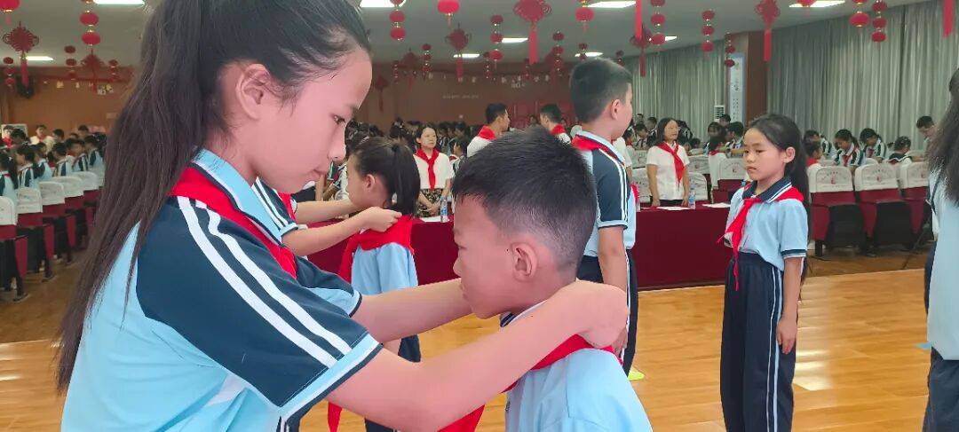 <strong></p>
<p>手机银行理财</strong>我县各级少先队组织开展“强国复兴有我 争当新时代好少年”建队日主题活动