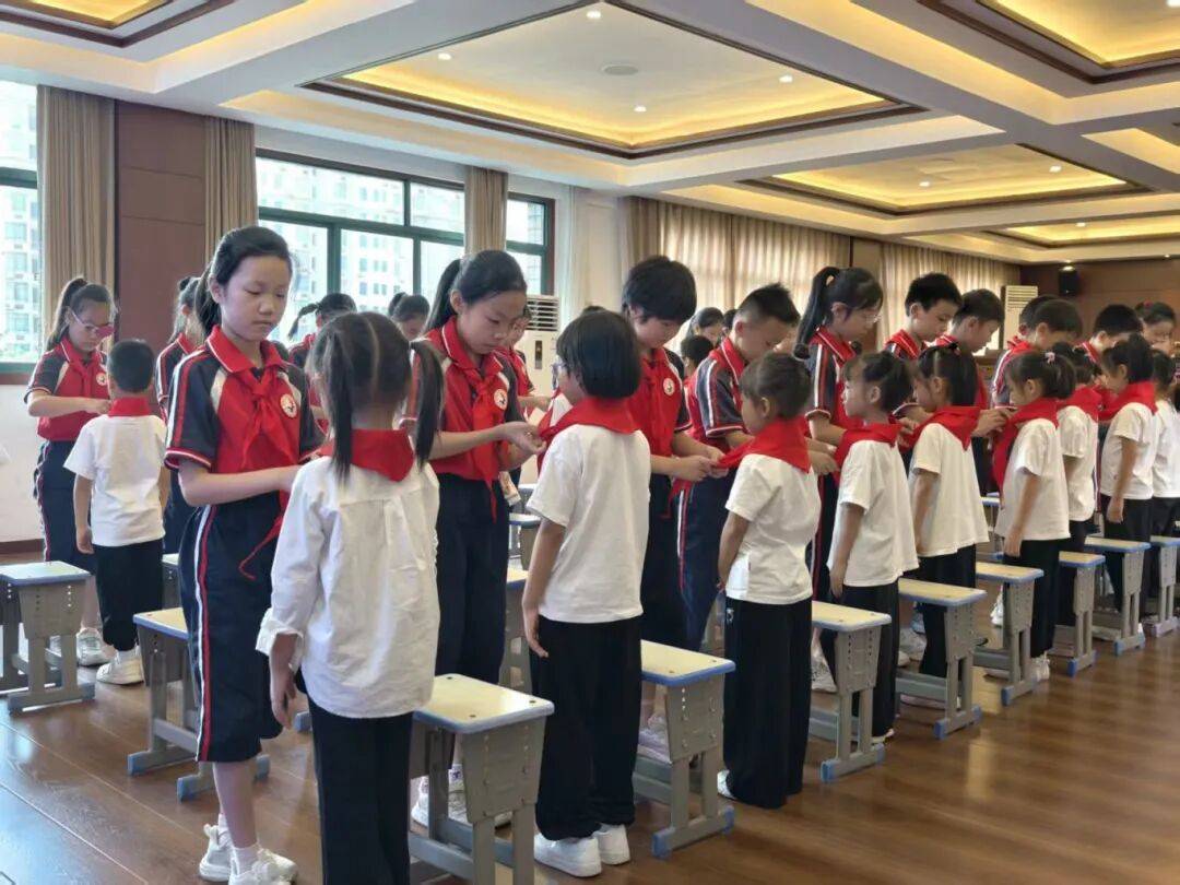 <strong></p>
<p>手机银行理财</strong>我县各级少先队组织开展“强国复兴有我 争当新时代好少年”建队日主题活动